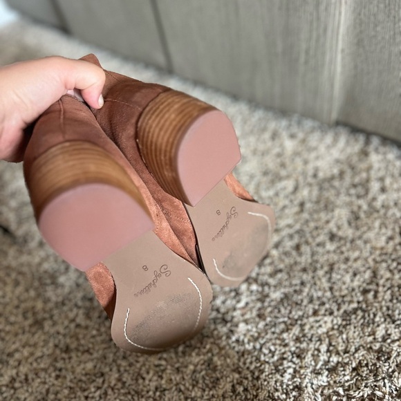 Seychelles Tan Ankle Boots with Elastic Panels - Picture 3 of 4